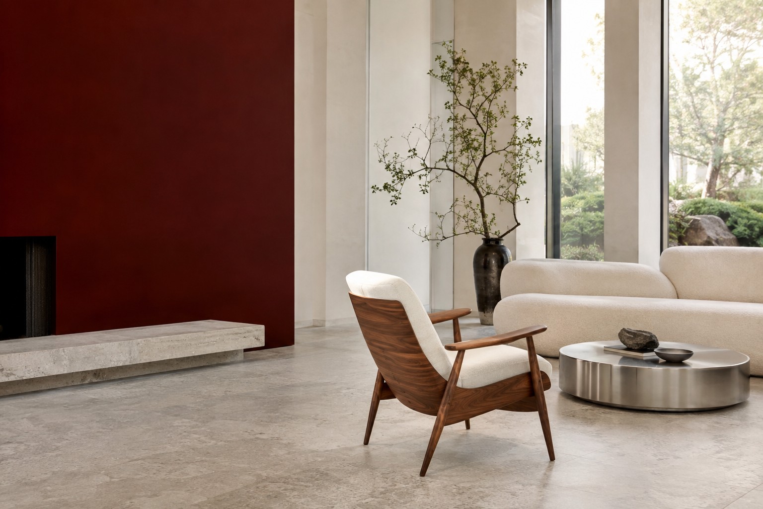 Salón con butaca de nogal, sofá claro y mesa escultórica