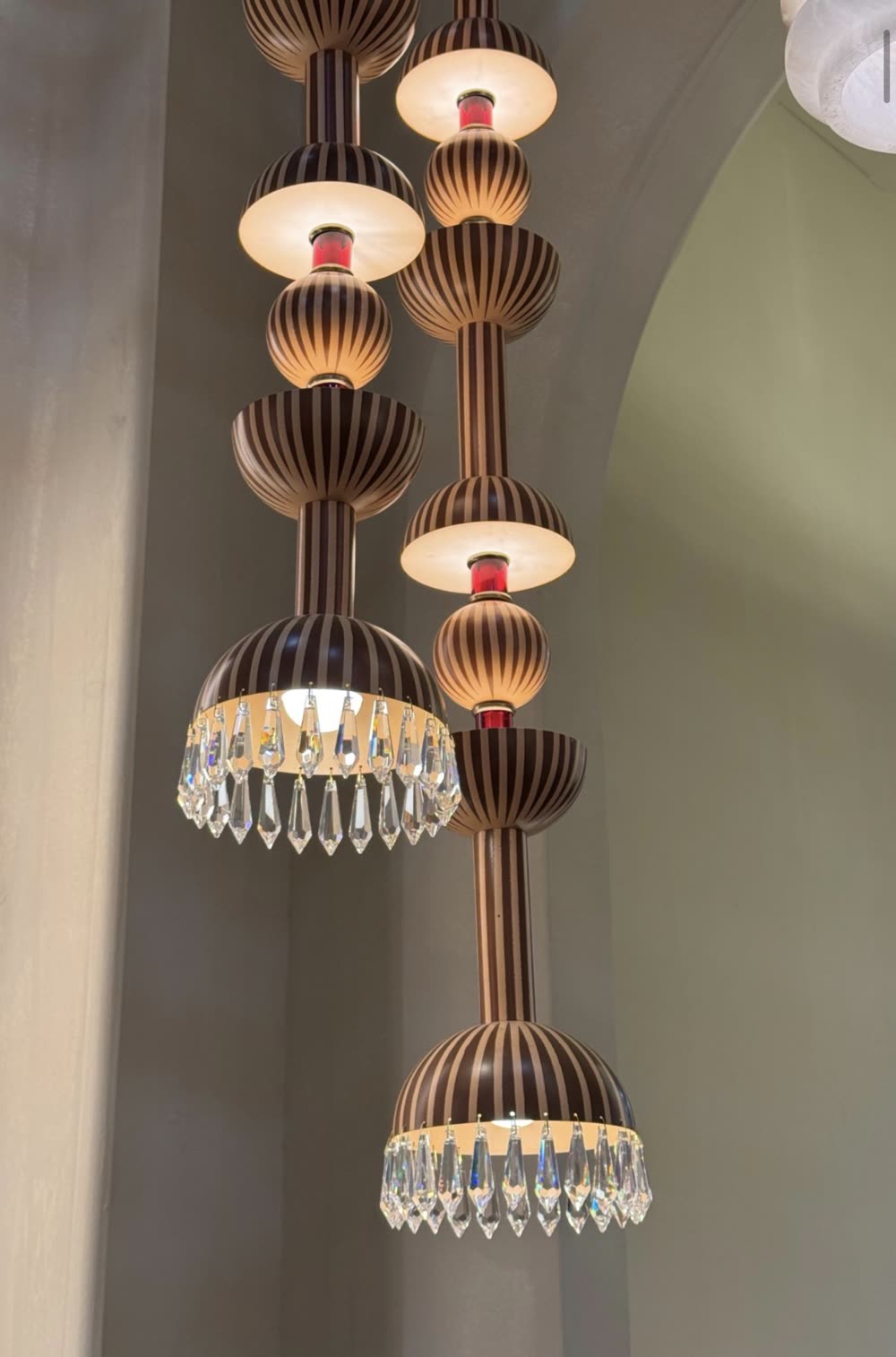 Lámparas suspendidas con flecos de cristal y franjas metálicas